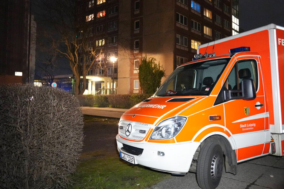 Leipzigs Feuerwehr und Polizei waren am Montagabend einmal mehr an der Stuttgarter Allee gefordert. Der Grund: ein Brand in einem Fahrstuhlschacht.