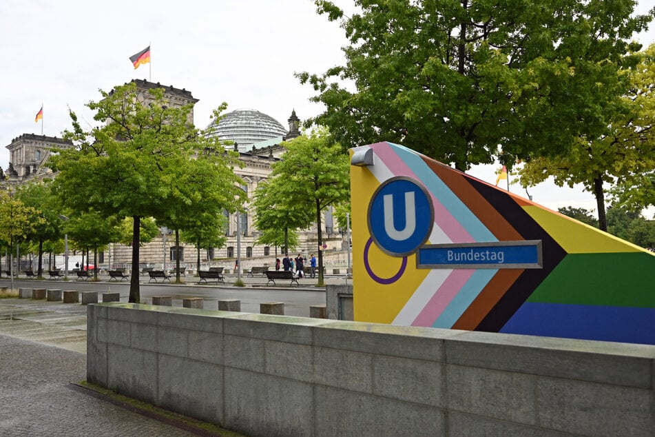 Auch der Eingang zur U-Bahnstation Bundestag leuchtet in bunten Farben.