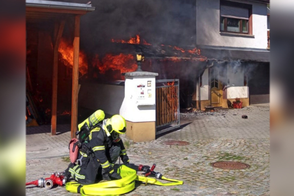 Bei Eintreffen der Feuerwehr brannte die Garage bereits lichterloh.
