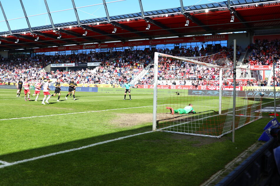 Das bitterste Gegentor der gesamten Saison war auch ein typisches: Es fiel sehr spät. Der Elfmeter in der 89. Minute in Regensburg zum 1:1 beendete die Aufstiegshoffnungen.