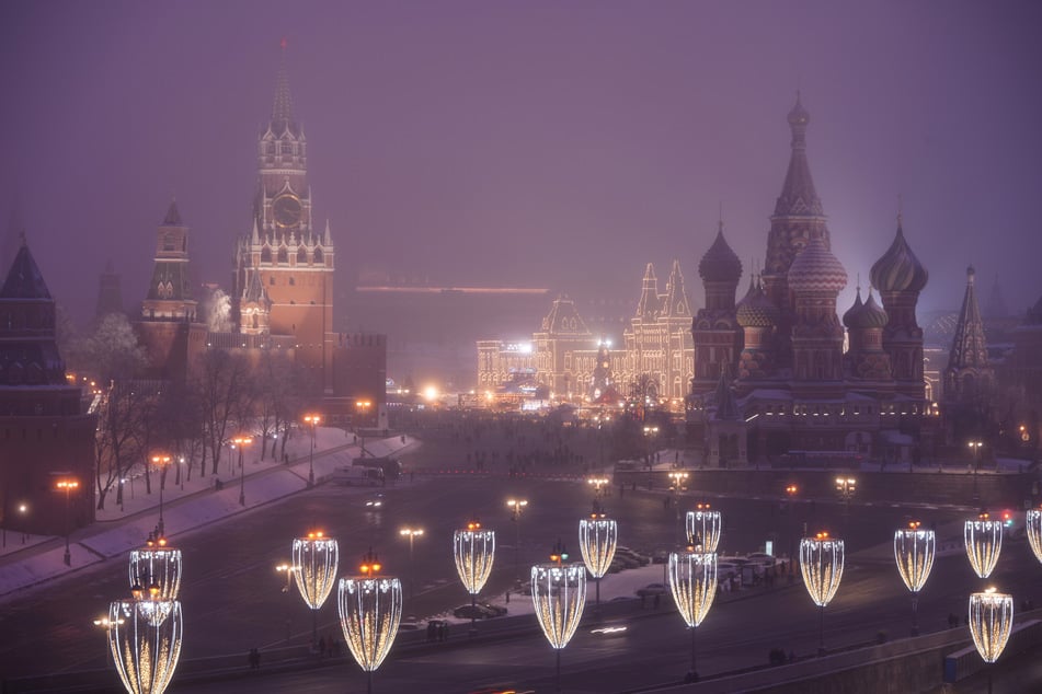Der Rote Platz und der Kreml in Moskau. Russland ist das flächenmäßig größte Land der Erde, erstreckt sich über Europa und Asien und vom Pazifik bis zum Atlantik.