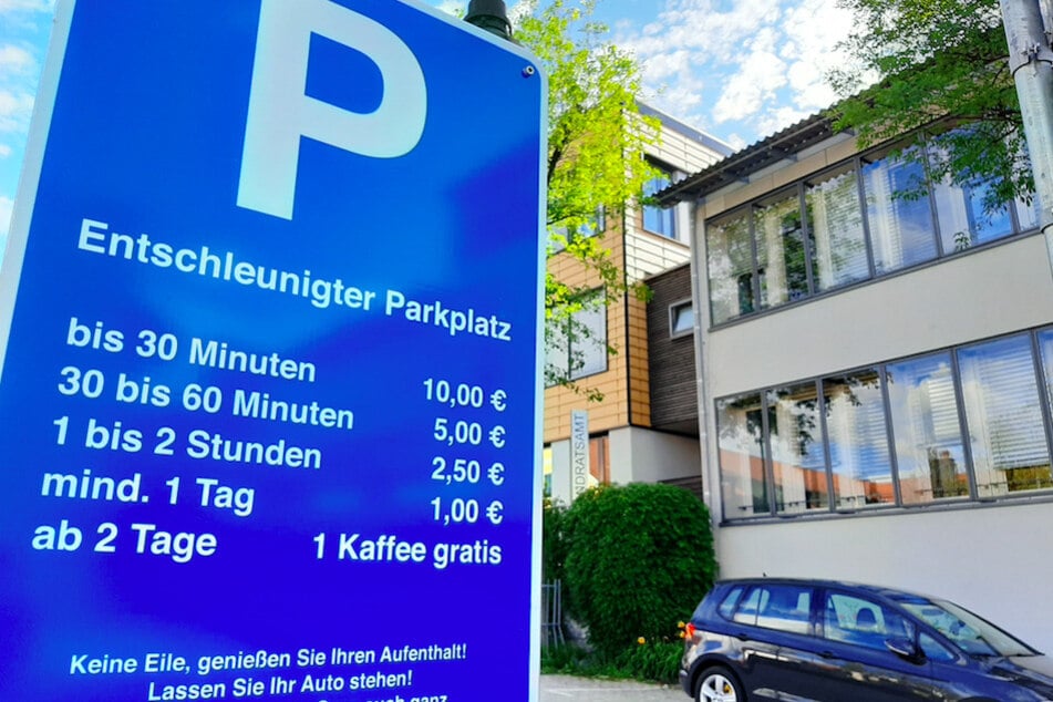 Ein Schild vor dem Landratsamt Ebersberg verspricht billigeres Parken, je länger ein Auto dort steht.