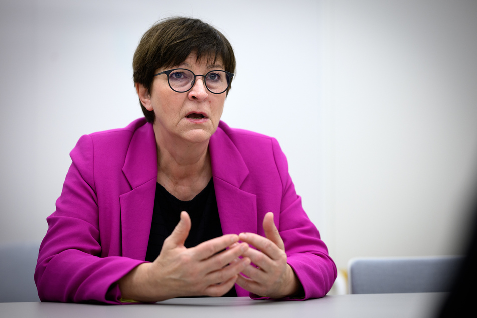 SPD-Bundesvorsitzende Saskia Esken (62) soll angeblich persönlich mit Andreas Bausewein (50) über einen Verbleib in der Partei gesprochen haben.