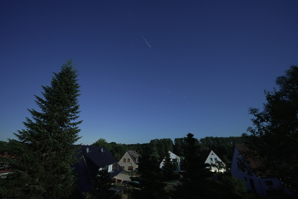 Eine Sternschnuppe verglüht am Nachthimmel über Harpstedt in Niedersachsen.