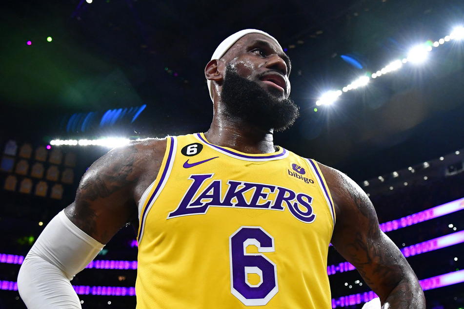 Tributes to record-breaker LeBron James poured in after the Los Angeles Lakers player became the NBA's top all-time regular season points scorer.