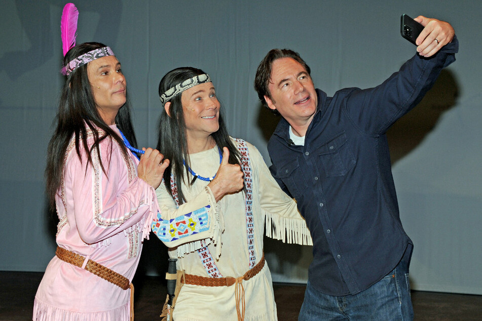 Michael Bully Herbig (53, r.) auf Selfie-Suche mit den Musical-Stars. Der Künstler zeigt sich mit dem Einsatz der Darsteller zufrieden.