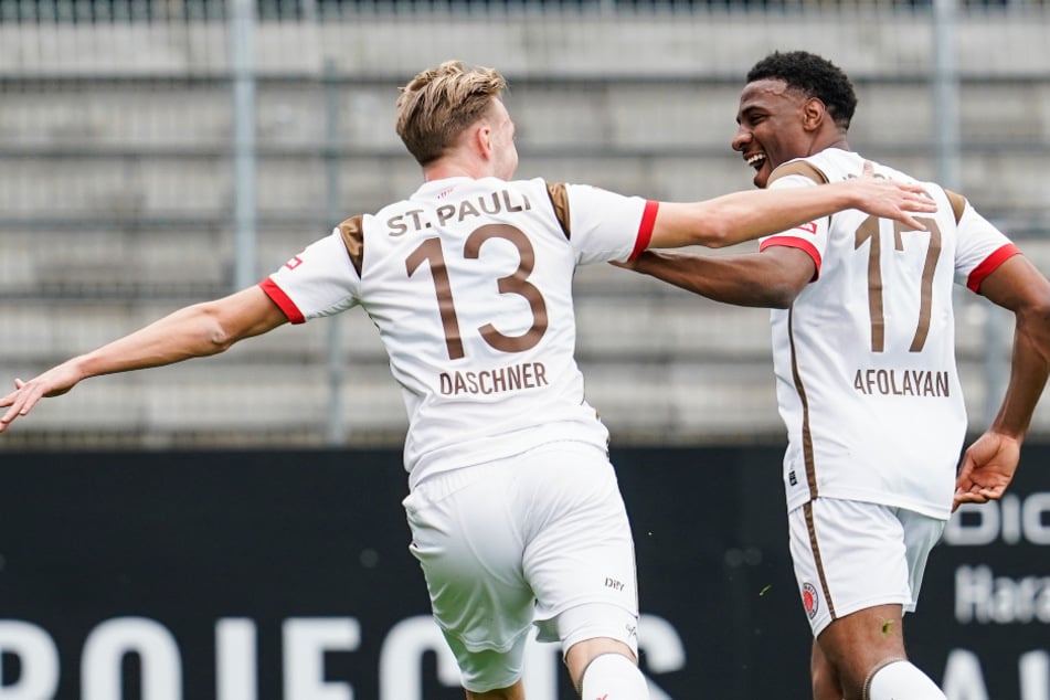 Lukas Daschner (24, l.) und Oladapo Afolayan (25, r.) befinden sich derzeit mit dem FC St. Pauli in Lauferstellung.