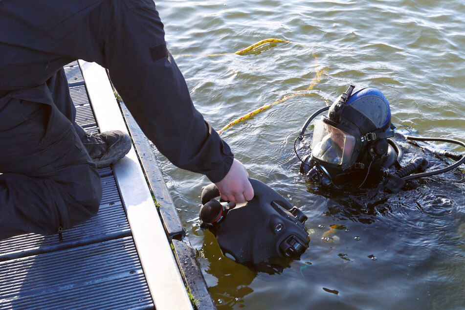 Unter anderem wurde mit Tauchern im Jägersee in Bayern nach dem vermissten Rentner gesucht - bislang jedoch ohne Erfolg. (Symbolbild)