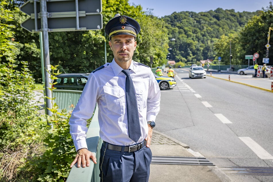 Für Pirnas Revierleiter und Polizeirat Philipp Albrecht (37) ist es wichtig, dass die Brücke für den Individualverkehr geöffnet bleiben kann.