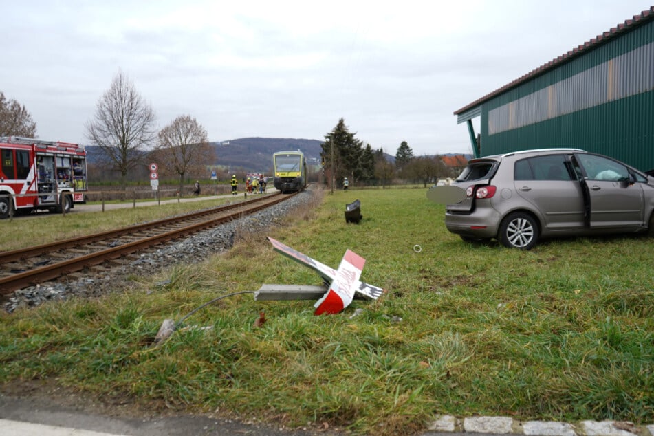 Drama an unbeschranktem Bahnübergang: Zug erfasst Auto!