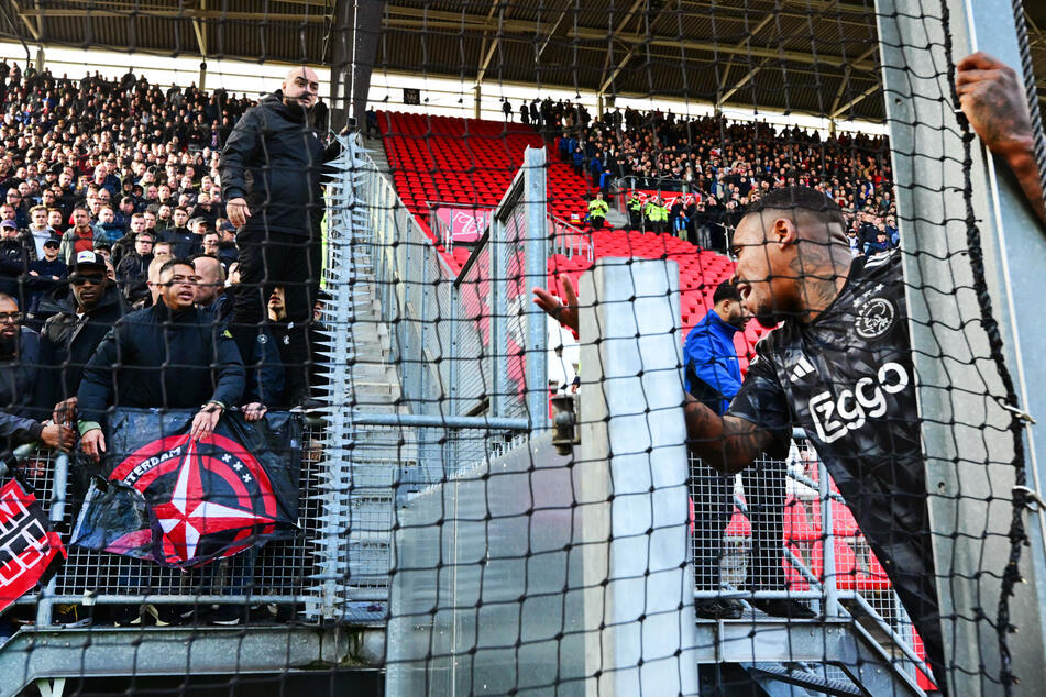 Steven Bergwijn (26) sprach nach der 3:4-Schmach gegen Utrecht mit den wütenden Ajax-Fans.