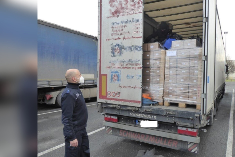 Vier Menschen versteckten sich auf der Ladefläche des Lkw.
