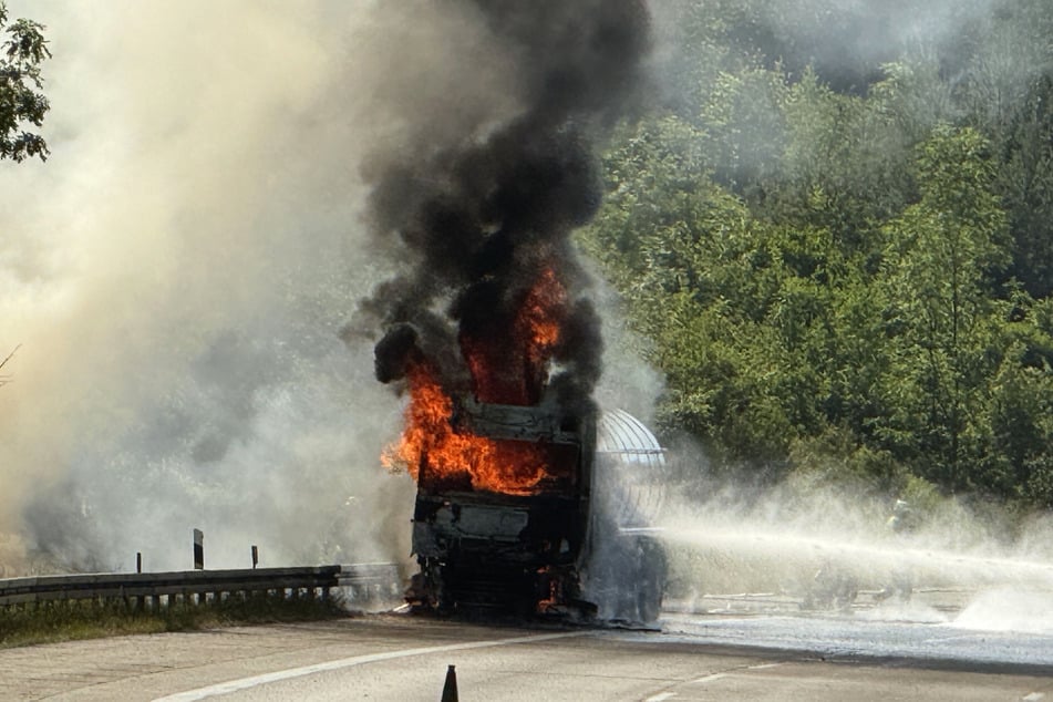Der mit Rapsöl beladene Tanklaster stand lichterloh in Flammen.