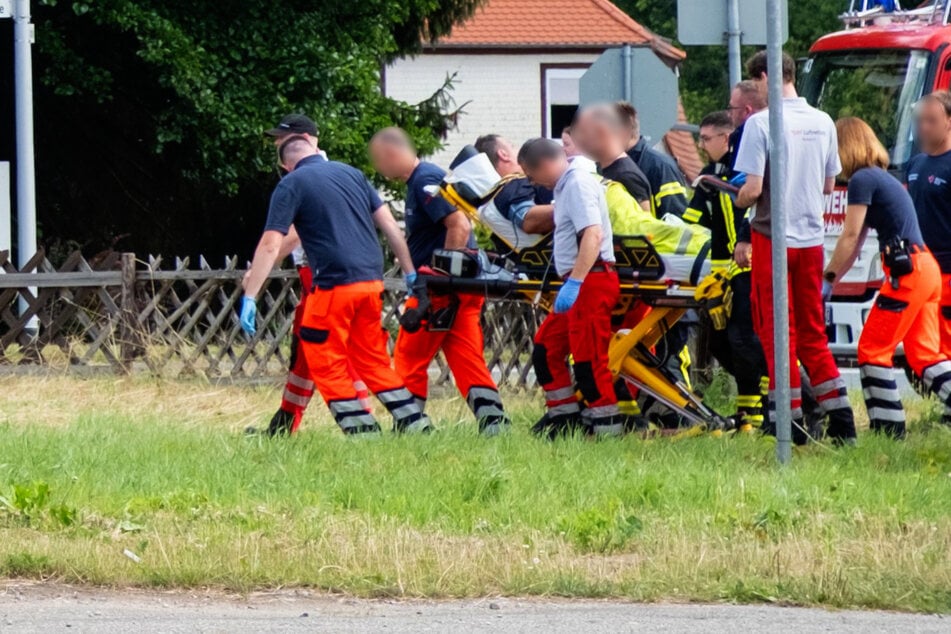 Einsatzkräfte bringen den Schwerverletzten zum Rettungshubschrauber.