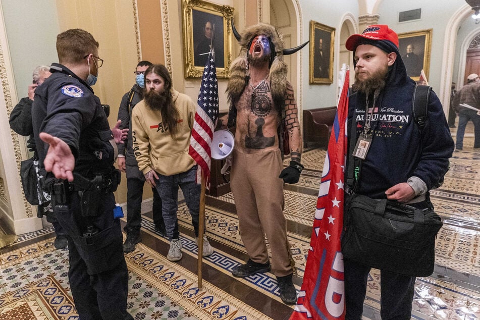 Jacob Chansley (35, 2. v.r.) erlangte 2021 weltweite Bekanntheit, als er mit Tausenden weiteren Trump-Sympathisanten das US-Kapitol stürmte.