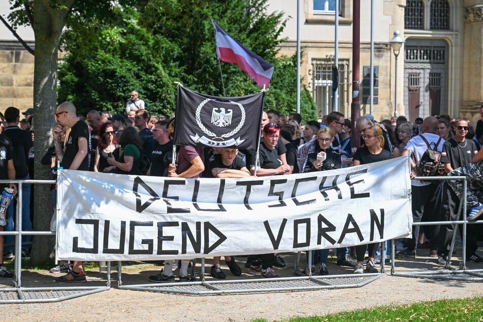 Die Nachwuchs-Nazi-Gangs werden immer größer. Hier bei einer "Gegendemo" zum CSD in Bautzen.
