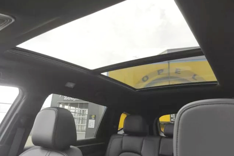 Durch das große Dachfenster kommt ein bisschen Cabrio-Feeling auf.