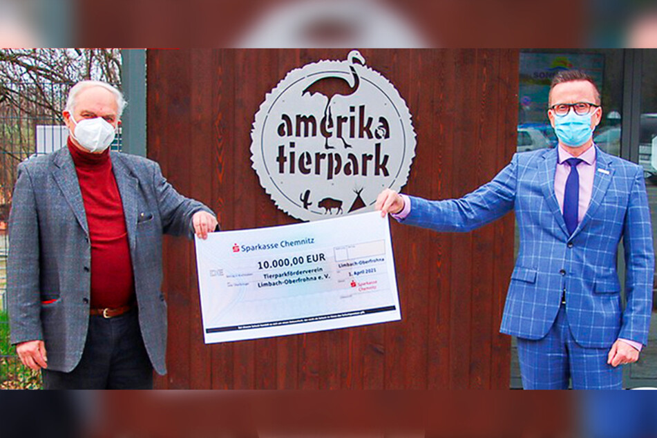 Sparkassen-Chef Michael Kreuzkamp (r.) übergab Fördervereins-Chef Klaus Eulenberger einen Scheck über 10.000 Euro.