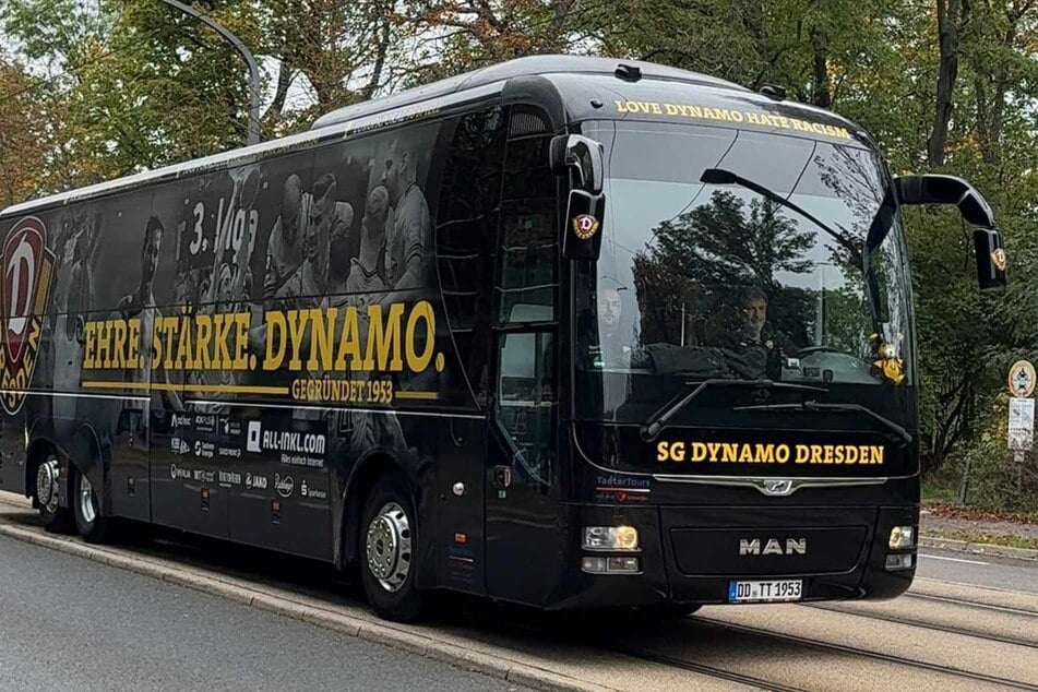 Die Dynamo-Profis fuhren kurz vor 12 Uhr am RHS ein.
