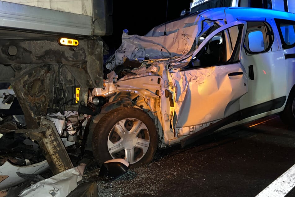 Unfall A12: Auto kracht in Stauende in Lkw: Ein Toter, ein Schwerverletzter