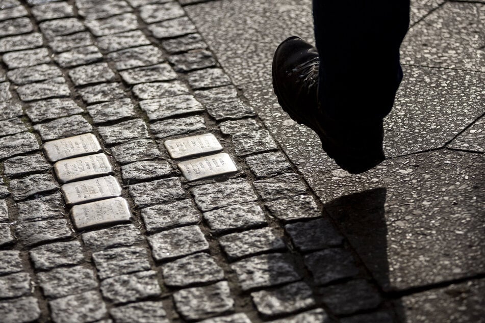 Dreiste Täter klauen Stolperstein, der an Opfer des Nationalsozialismus erinnern soll