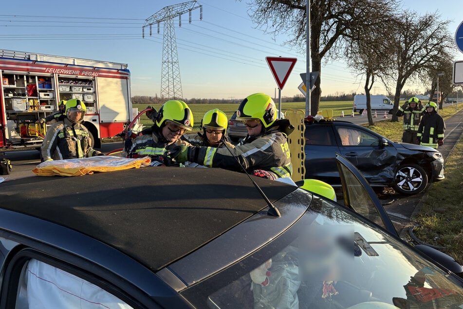 Zum Einsatz kamen die Feuerwehren von Pegau, Kitzen und Wiederau sowie der Rettungsdienst mit drei Krankenwagen.