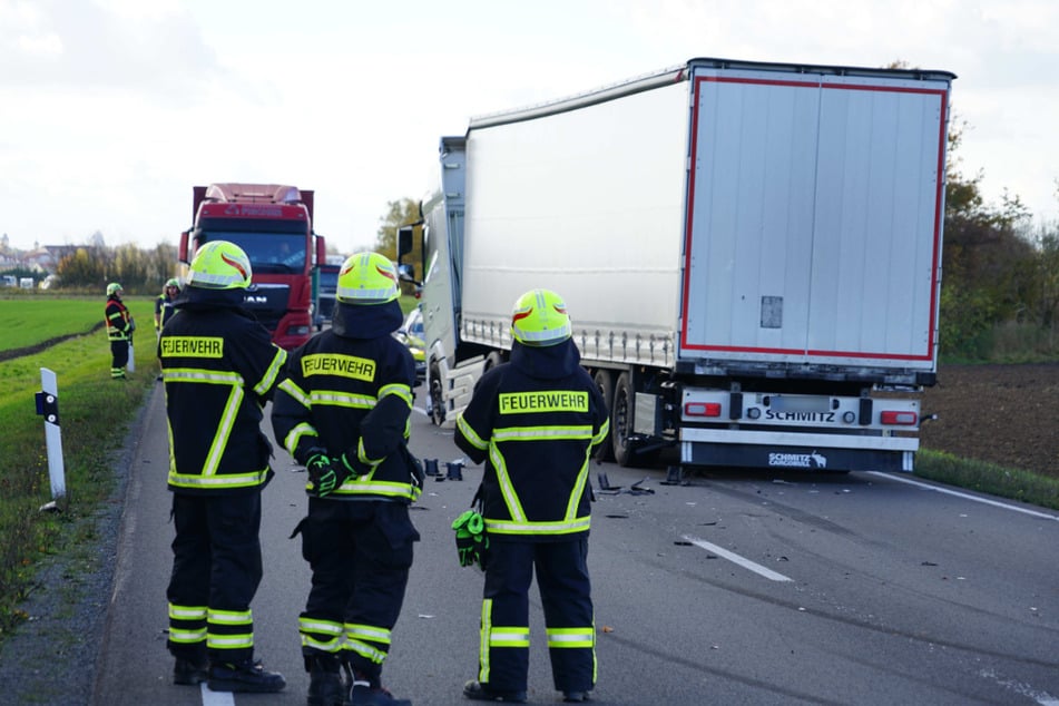Einsatzkräfte der Feuerwehr kümmern sich unter anderem um ausgelaufene Flüssigkeiten.