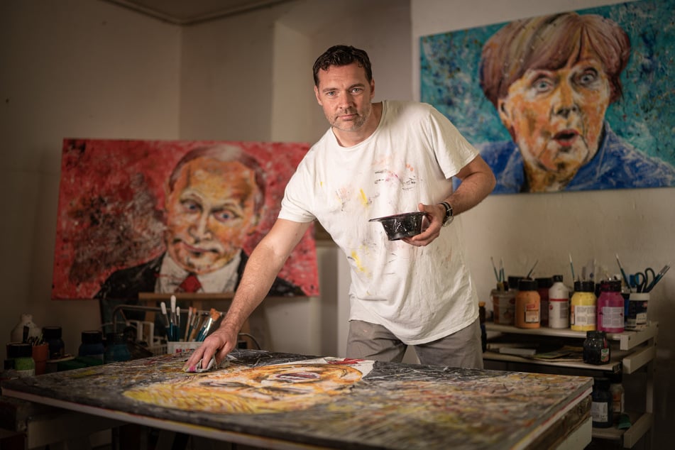 In seinem Atelier in Bühlau malte der Künstler Florian Schneider (47) alias "Spandlitz" die Porträts mit Acrylfarben.