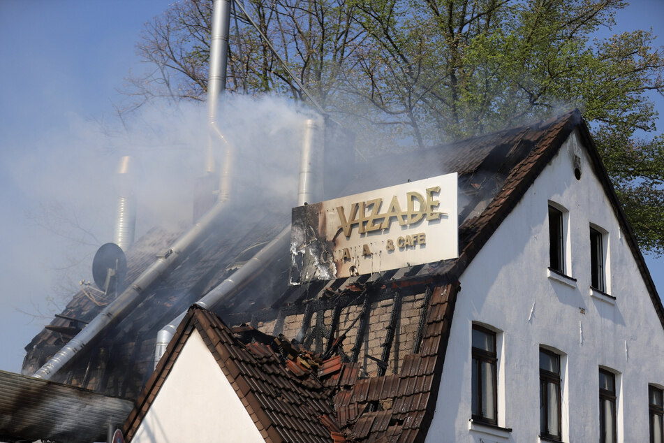 Der Dachstuhl des Restaurants an der Frankfurter Straße brannte am Morgen lichterloh.