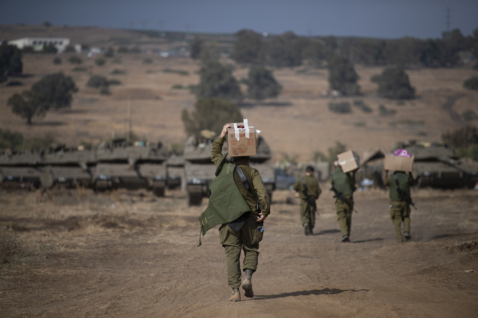 Israelische Soldaten tragen Versorgungsgüter zur libanesischen Grenze im Norden.