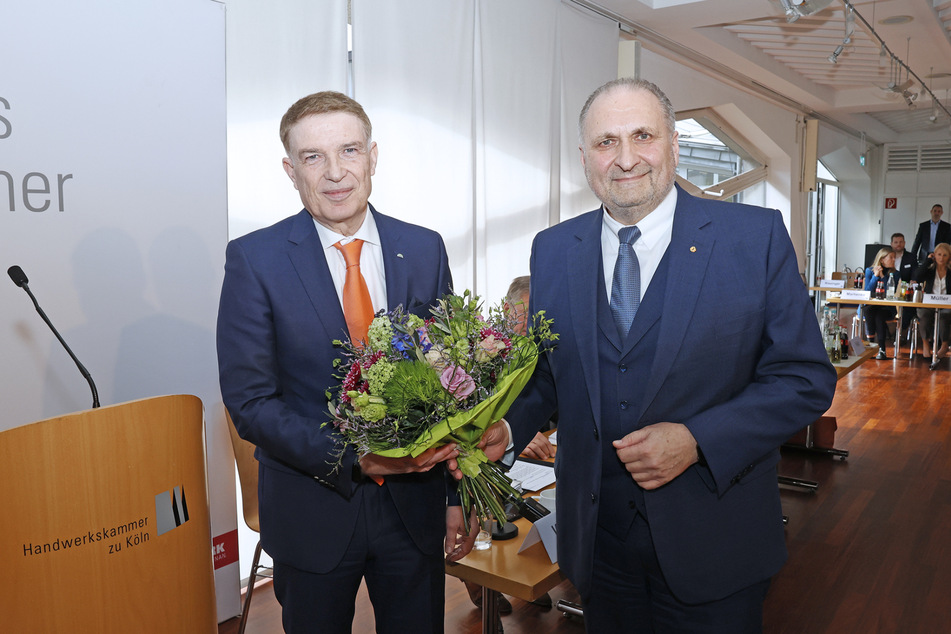 Handwerkskammer-Präsident Hans Peter Wollseifer (68, r.) gratuliert Dr. Erik Werdel (54, l.) nach seiner Wahl zum Hauptgeschäftsführer.