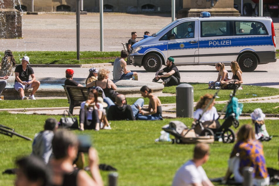 Die Polizei fährt in Stuttgart Patrouille und kontrolliert, ob die Menschen, die bei Sonnenschein die warmen Temperaturen genießen, genug Abstand zueinander halten.