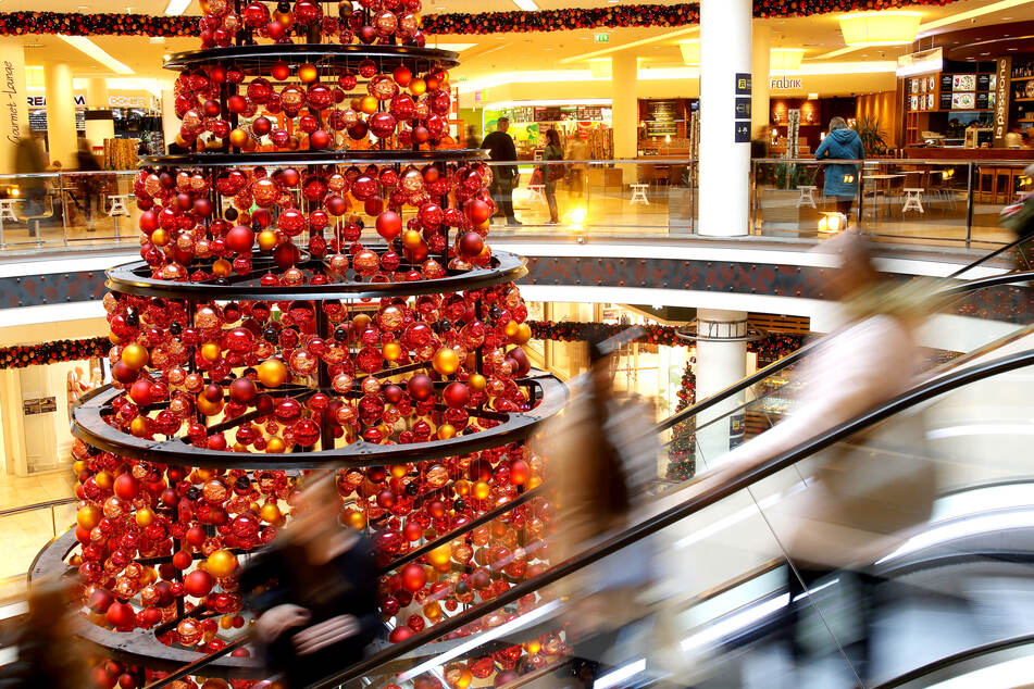 Nach den Kontaktbeschränkungen der Corona-Pandemie sind die Deutschen 2020 bei Weihnachtsgeschenken für ihre Lieben offensichtlich besonders großzügig.