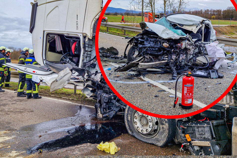 Auto kracht frontal in Lkw: Schwer verletzter Fahrer von Feuerwehr befreit