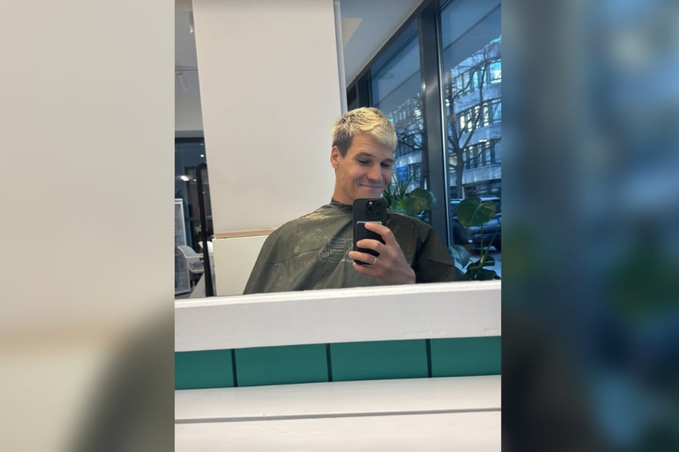 Der Sänger (32) teilte ein Spiegel-Selfie beim Friseur in seiner Instagram-Story.