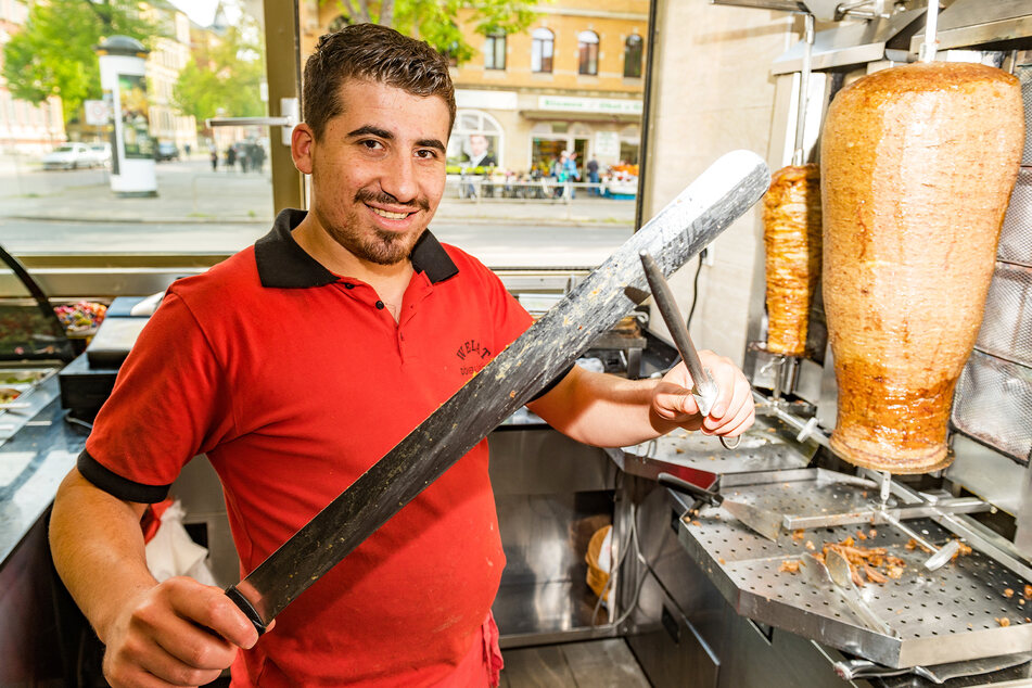 Wetzt seine Messer für die kommenden Preiskämpfe: Yussuf Yildirim (22) in seinem Restaurant an der Kesselsdorfer Straße.