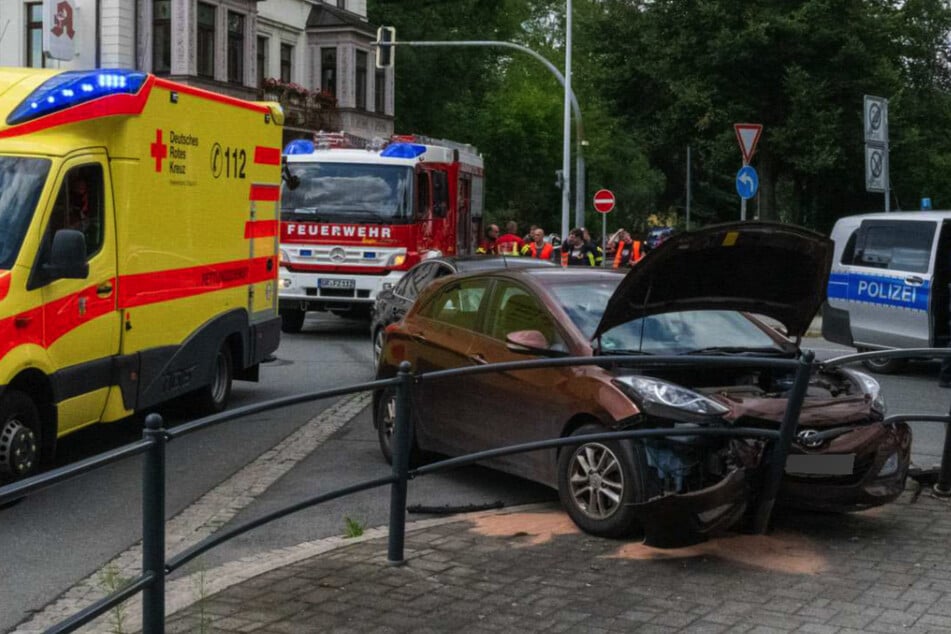 Hyundai-Fahrer will abbiegen und landet im Geländer: Zwei Verletzte!