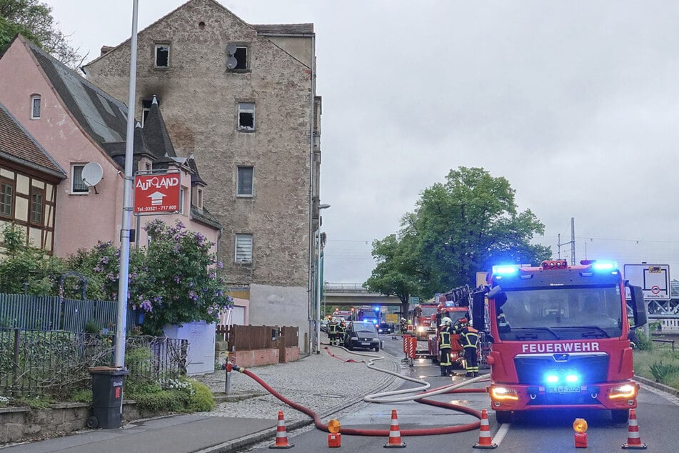 Dresden: Feuer im Dachgeschoss: 15 Anwohner evakuiert, stundenlange Sperrung