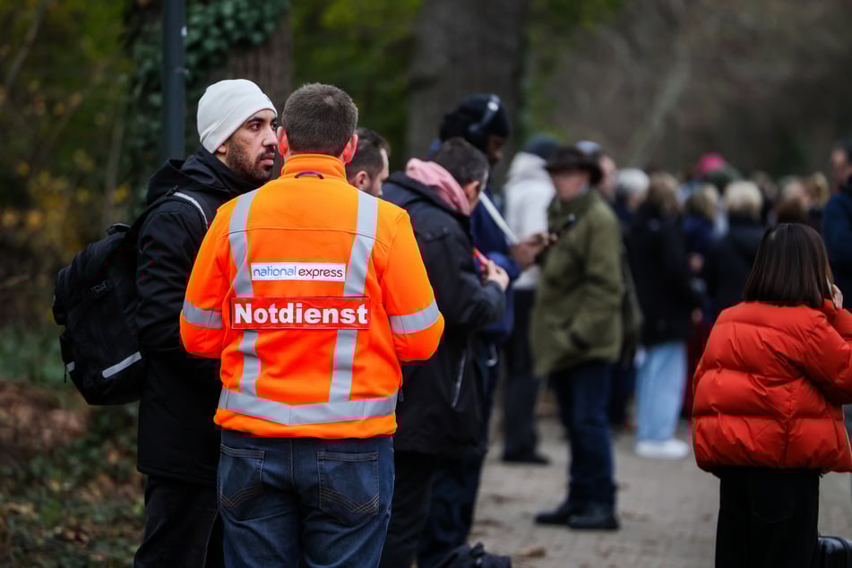 Rund 500 Menschen mussten aus dem Zug evakuiert werden.
