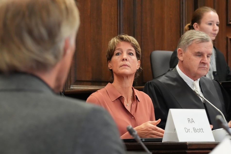 Christina Block (hinten l.) und ihr Verteidiger Otmar Kury (r.) sowie Gerhard Delling (vorne l.) während des Prozesses wegen mutmaßlicher Kindesentführung im Gerichtssaal.