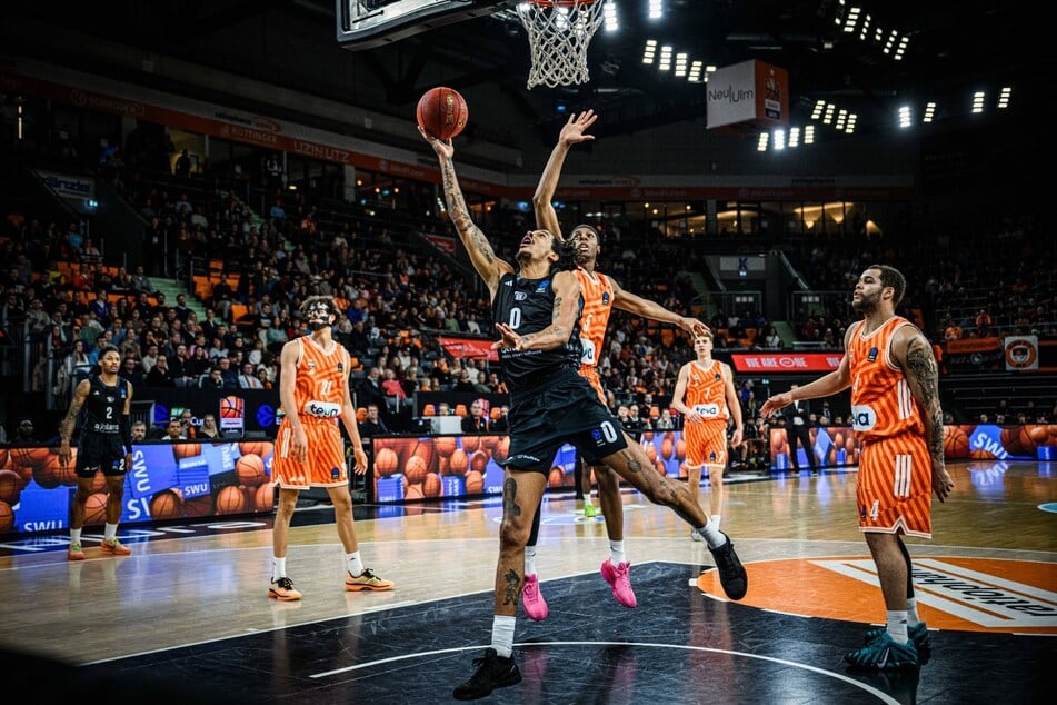 Der Chemnitzer Kevin Yebo im Zweikampf mit Ulms Mohamed Diakite.