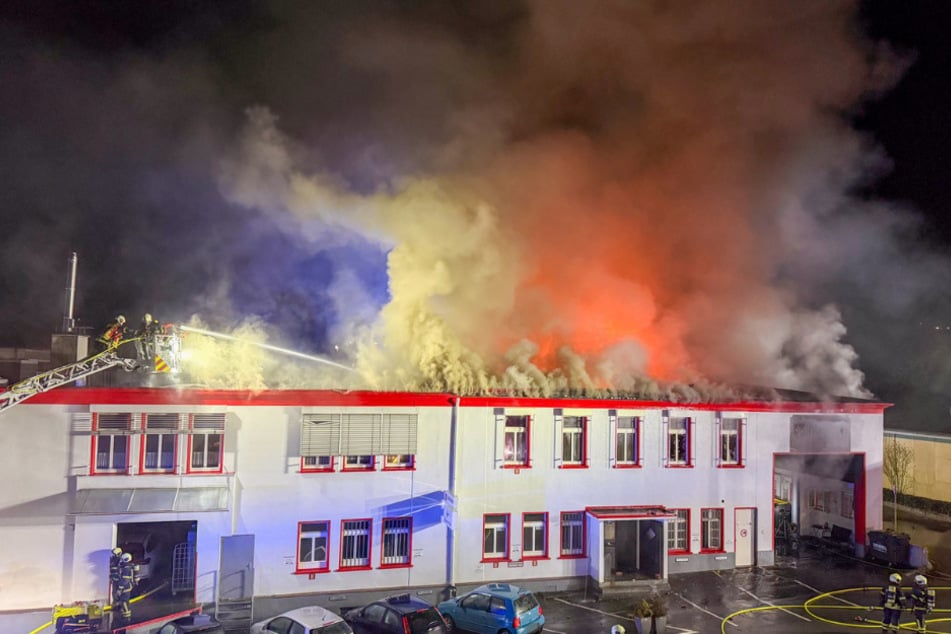 Die Rettungswache der Malteser in Wuppertal brennt seit dem späten Mittwochabend.