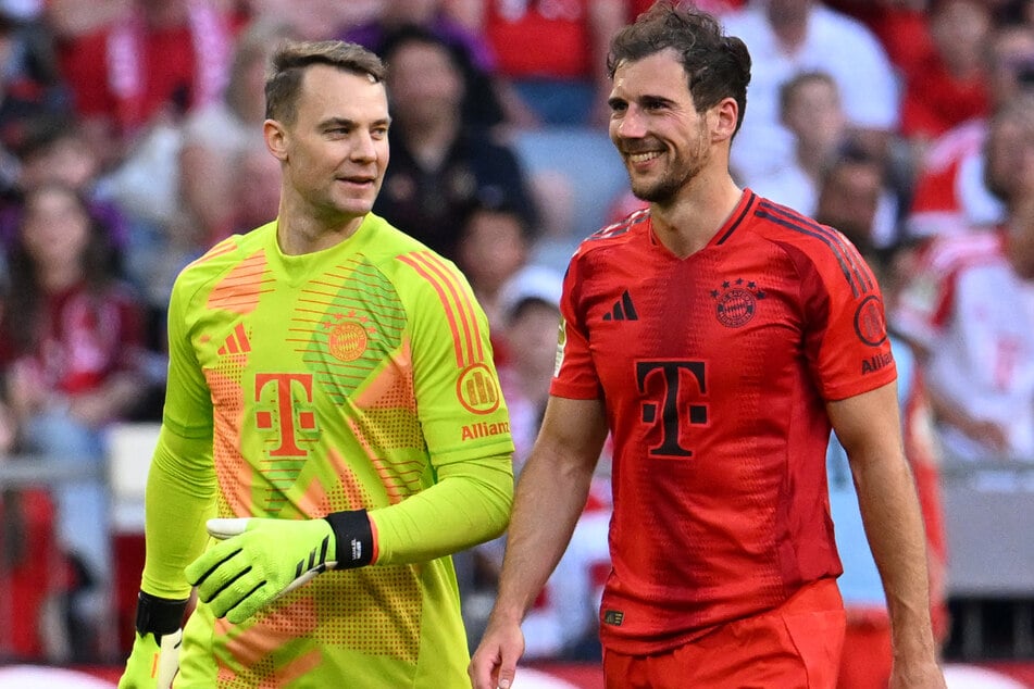 Manuel Neuer (l.) blieb bei seinem 500. Bundesligaspiel ohne Gegentreffer - und durfte sich einen lauten Extra-Applaus abholen.