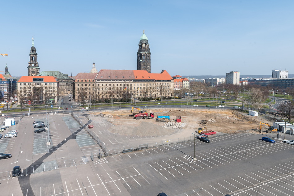 Die Baustelle ist vorbereitet, bis 2025 soll hier ein neues Rathaus stehen.