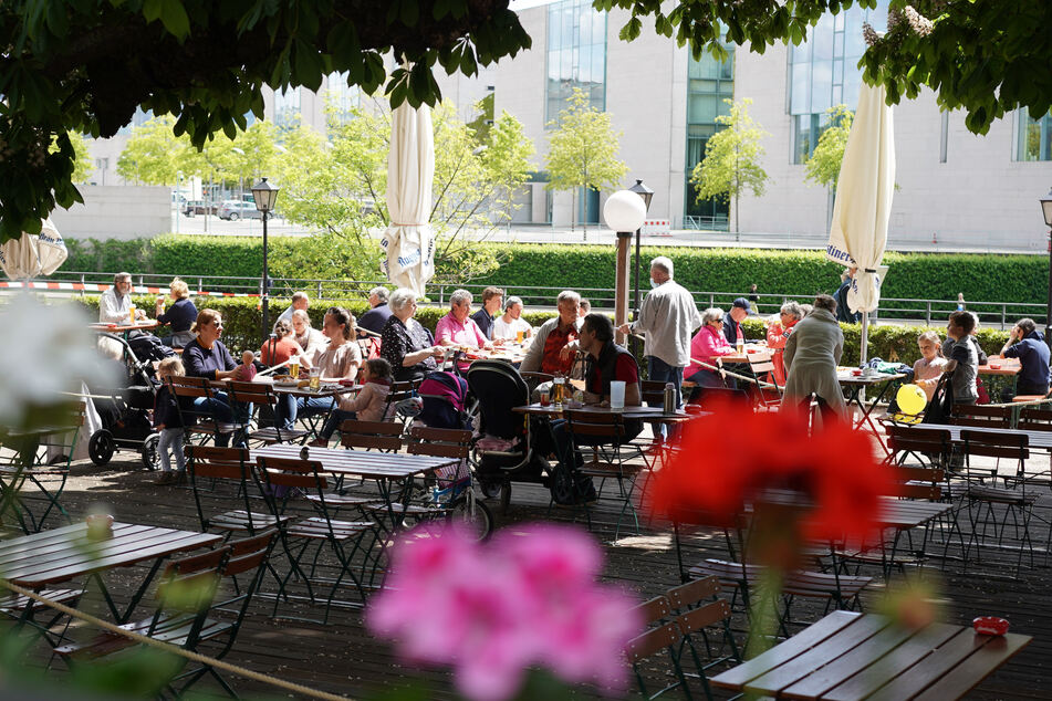 Relativ gut besucht ist das Restaurant und der Biergarten "Zollpackhof" am Bundeskanzleramt.