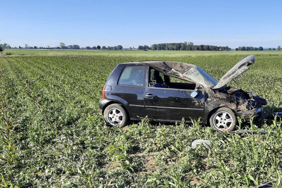 VW-Fahrer (19) überschlägt sich mehrfach: Hubschrauber nach Unfall im Einsatz