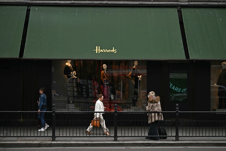 Robert Prussak (57) approached the girl outside Harrods department store.