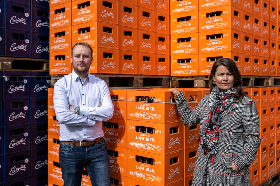 Sandra Frenzel (46) und Philipp Kruck (28) von der Chemnitzer "Einsiedler"-Brauerei leiden unter hohen Produktionskosten.