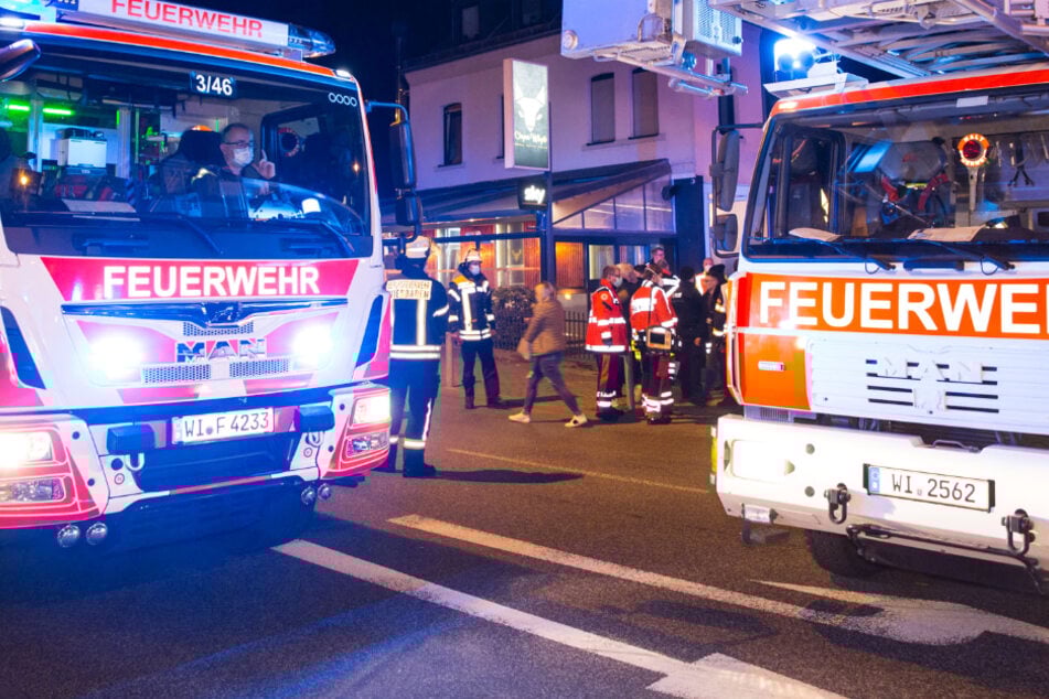 Das Bild zeigt Einsatzfahrzeuge der Feuerwehr vor einer Shisha-Bar in Wiesbaden.