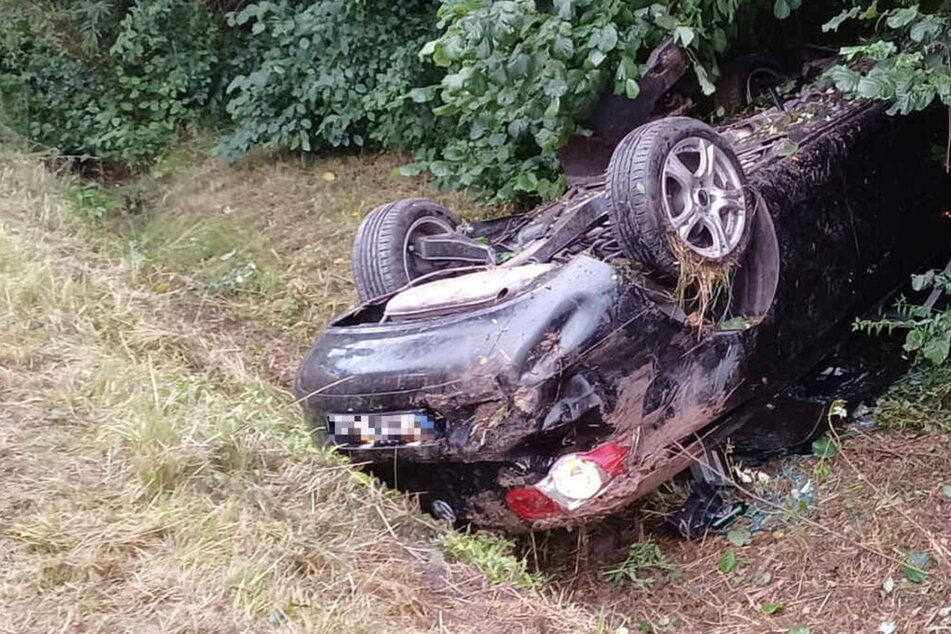 VW überschlägt sich mehrfach: Drei Schwerverletzte nach Alkohol- und Drogenfahrt